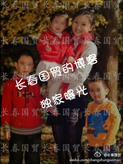 张艺谋被曝再婚 妻子携两子回张宅被拍