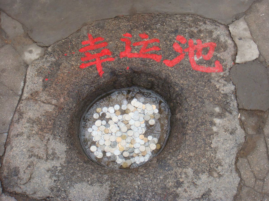 男子用磁石吸走故宫许愿池中硬币 一次吸金40元