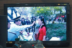 穗遭掐脖小贩状告城管案开庭 双方激辩是否“违法”