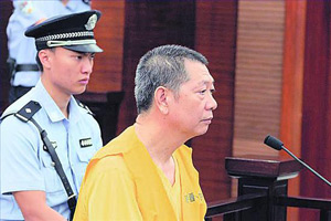 鄢颇遭砍伤后首亮相 牵手孕妻李小冉