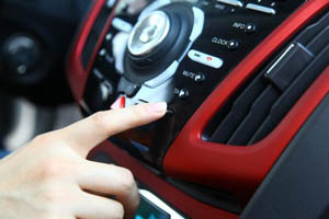 鄢颇遭砍伤后首亮相 牵手孕妻李小冉