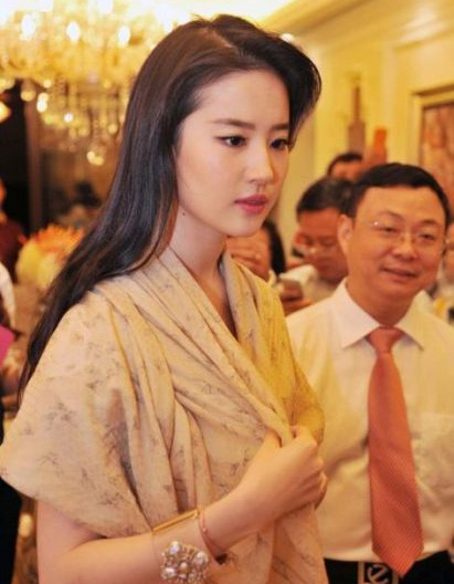 26岁神仙姐姐变大妈 刘亦菲发福“惨不忍睹”