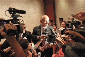 《一夜惊喜》首映 范冰冰吻导演胸部赞