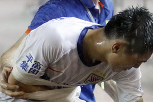 《一夜惊喜》首映 范冰冰吻导演胸部赞