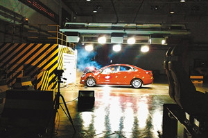 《一夜惊喜》首映 范冰冰吻导演胸部赞