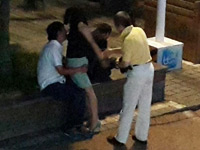 《一夜惊喜》首映 范冰冰吻导演胸部赞