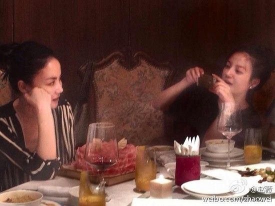 王菲生日众人庆生 赵薇梳姐妹发型晒聚餐照