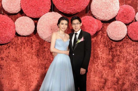 霍启刚微博曝郭晶晶已生子 孩子重3.3公斤