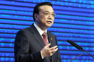 王菲离婚后戴口罩抵首都机场 面容憔悴