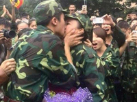 李亚鹏离婚后首亮相数次泛泪