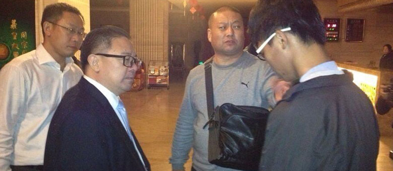 李亚鹏离婚后首亮相数次泛泪