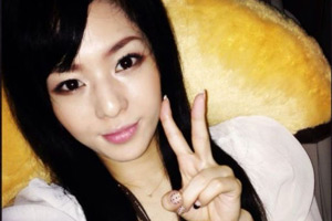 奶茶妹妹绑马尾辫打棒球秀美腿