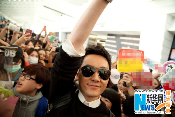 兰陵王冯绍峰”起驾“台机场 场面失控寸步难行