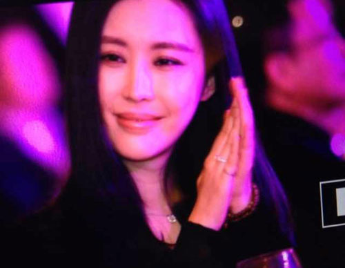 田朴琤一不小心晒出“鸽子蛋” 疑已与王石结婚