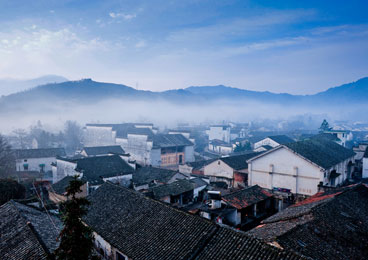 渣济古村: 小桥流水杏花天