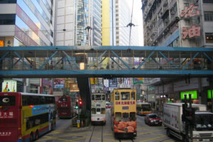 走上轩尼诗道上空天桥 进入香港三维界面