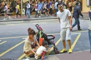 港警还原内地小孩当街小便始末:其母未打路人耳光