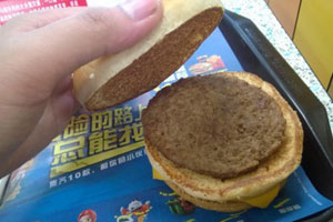 麦当劳汉堡包中不见生菜 麦当劳:系采购调整所致