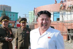 金正恩视察大学和育儿园建筑工地 笑脸盈盈