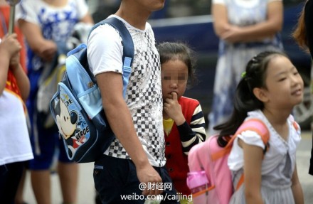 济南开学第一天现虎爸 <em>女儿不肯</em>上学被连扇三
