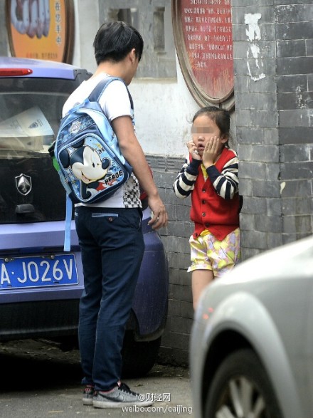 济南开学第一天现虎爸 <em>女儿不肯</em>上学被连扇三