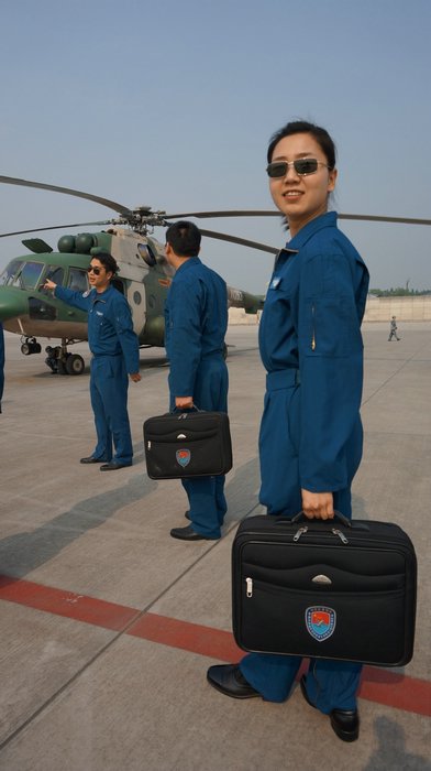 4月26日,成空运输航空兵某师女直升机飞行员张博准备登机.