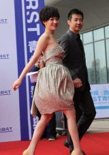 鄢颇遭砍伤后首亮相 牵手孕妻李小冉