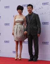 鄢颇遭砍伤后首亮相 牵手孕妻李小冉