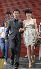 鄢颇遭砍伤后首亮相 牵手孕妻李小冉