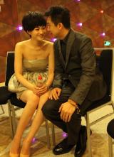 鄢颇遭砍伤后首亮相 牵手孕妻李小冉