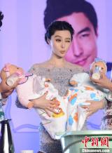 《一夜惊喜》首映 范冰冰吻导演胸部赞