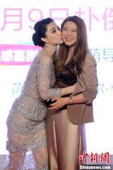 《一夜惊喜》首映 范冰冰吻导演胸部赞