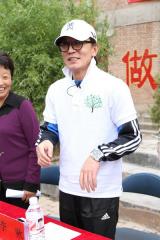 表哥？李咏戴价值三万名表赴甘肃灾区献爱心 