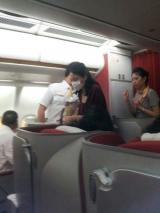 王菲离婚后戴口罩抵首都机场 面容憔悴