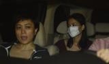 王菲离婚后戴口罩抵首都机场 面容憔悴