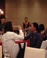 《好声音》庆功宴内场李琦吹瓶子那英豪饮(图)