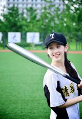 奶茶妹妹绑马尾辫打棒球秀美腿