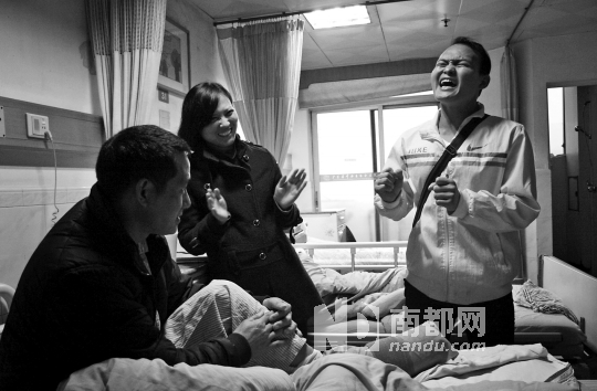 南海中医院,志愿者给受伤的工友唱歌。实习生