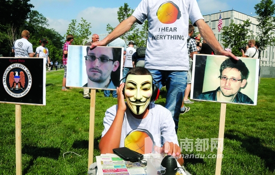 ←6月27日,乌克兰一互联网组织成员集会,要求