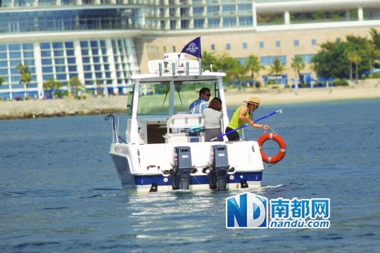 ←模拟有船员掉下海,学员发现后必须减速转弯,指挥船上人员向该位置抛下救生圈,直至靠近并停船。
