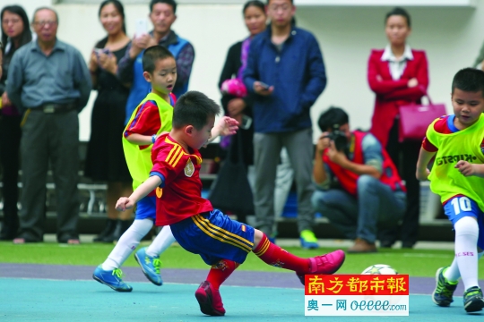 看幼儿踢球 萌萌哒_深圳