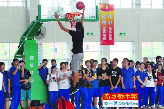 美国高中篮球队抵达江门 颜值高投篮帅引女生