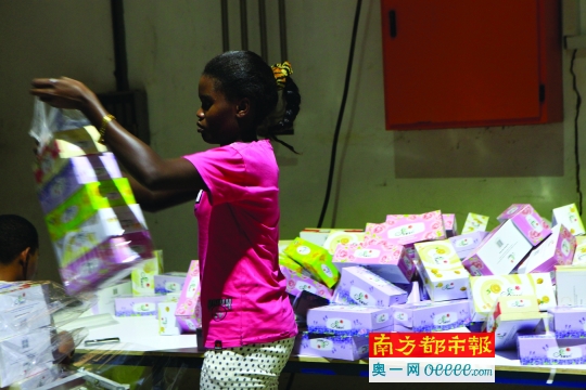 东莞老板坦桑尼亚开厂卖纸巾 语言不通打手势