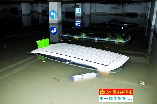 广州荔湾路水管爆漏如遭洪水袭击 上百辆车被