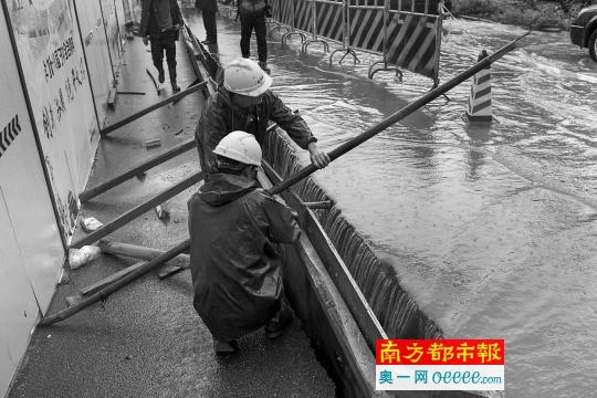 广州怡新路雨中出现50米地裂 裂缝处形成小瀑