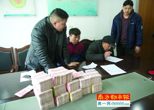 小龙虾每亩一年收入_农民一年的收入