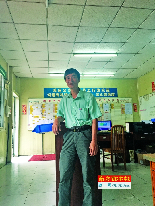 公交车上老伯晕厥 司机送医急救还护送回家_佛