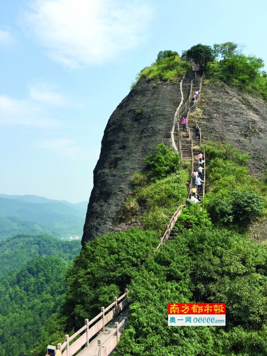 湖南邵阳市新宁县崀山,与广东的丹霞山相仿,都属于丹霞地貌,是美丽的