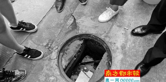 工业废水偷排市政管道 25人被带走调查_佛山头