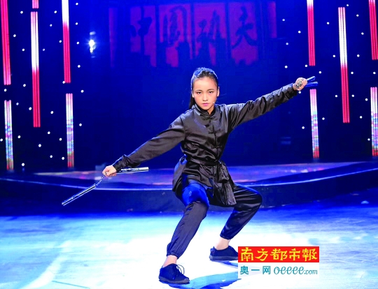叶苑馨在表演双节棍.受访者供图图片
